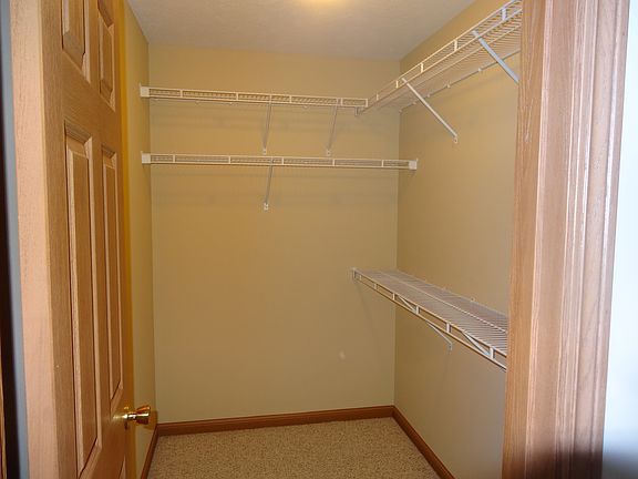 Walkin closet master bedroom