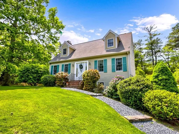 11 Hill Crest Dr, Buzzards Bay, MA 02532