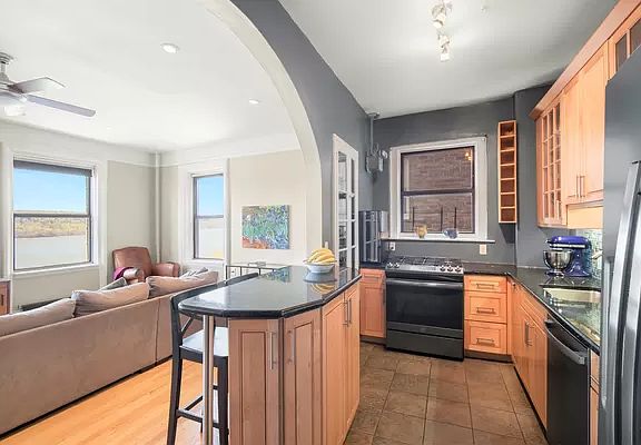 5th image of 875 W 181st St APT 4M