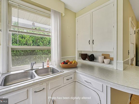 5th image of 102 E Washington St