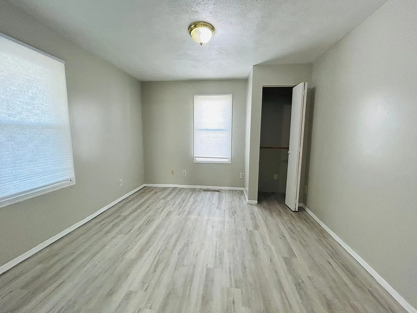 For Rent: 1213 W 17th St. 2 bedroom 1 bathroom Home! Nice porch! Nice back yard! New flooring! Wa... — Photo 3
