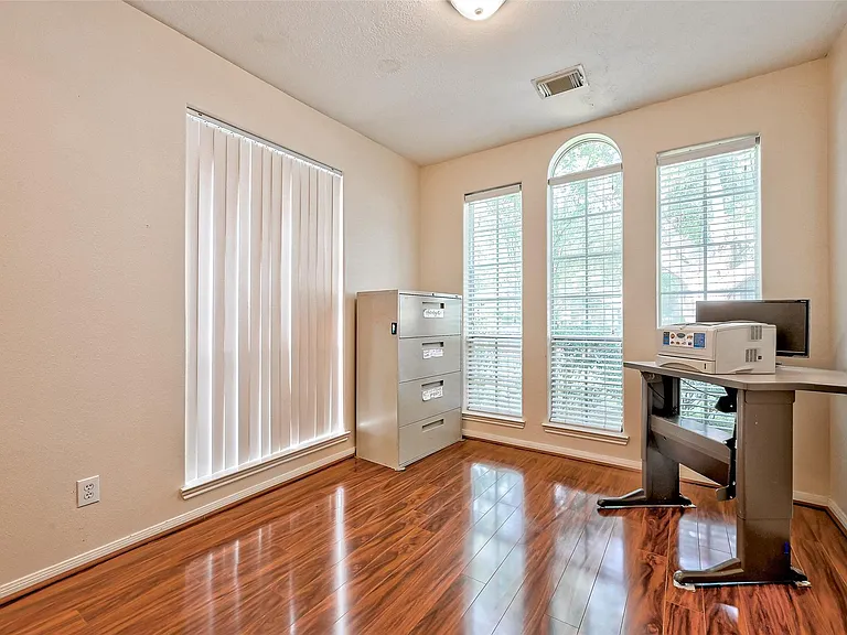 6806 Rhodes Ct — Photo 27