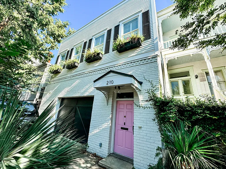 210 E Waldburg St #A — Photo 1