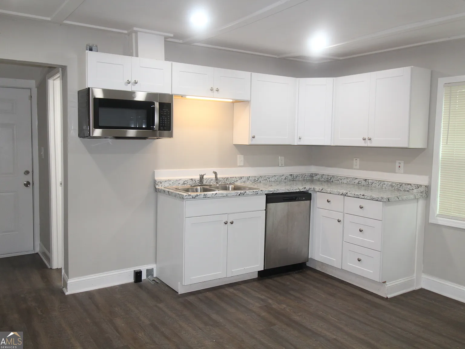 3 bed, 1.0 bath, $1,250 — Photo 2