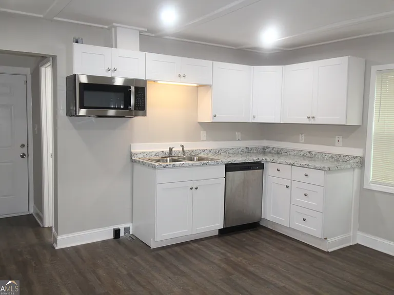 615 Snelson St — Photo 2