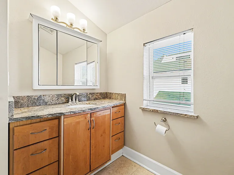 1058 Jasmine St — Photo 13