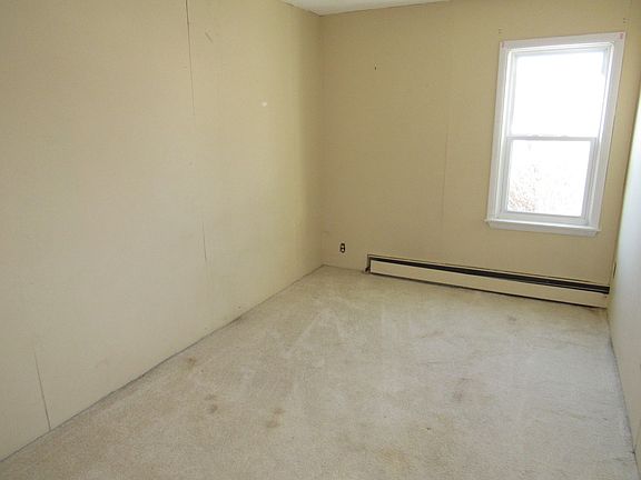5th image of 792 Blaine Ave
