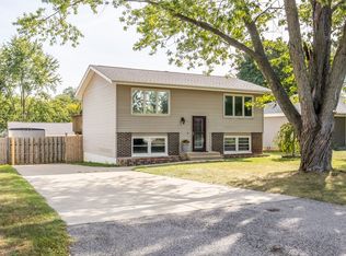 1016 Maple St, Lake In The Hills, IL 60156