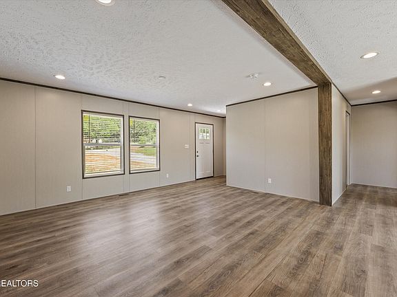 4th image of 206 Edgewood Dr