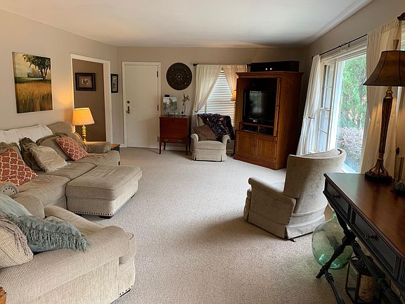 3rd image of 586 Inglewood Pl