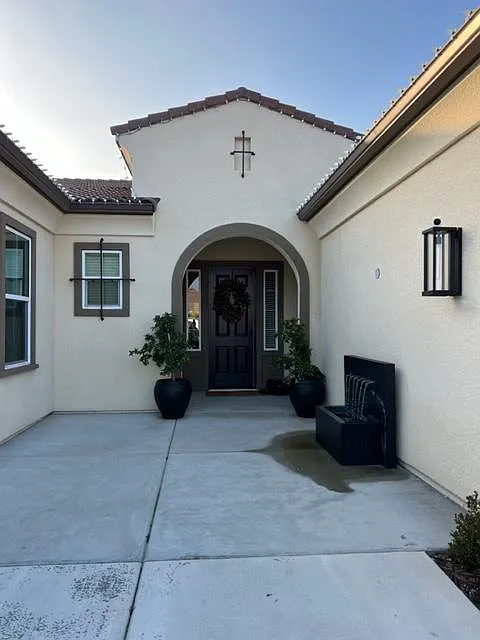 4 bed, 2700 sqft, $3,975 — Photo 2