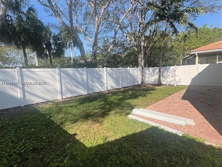 812 Garnet Cir — Photo 17