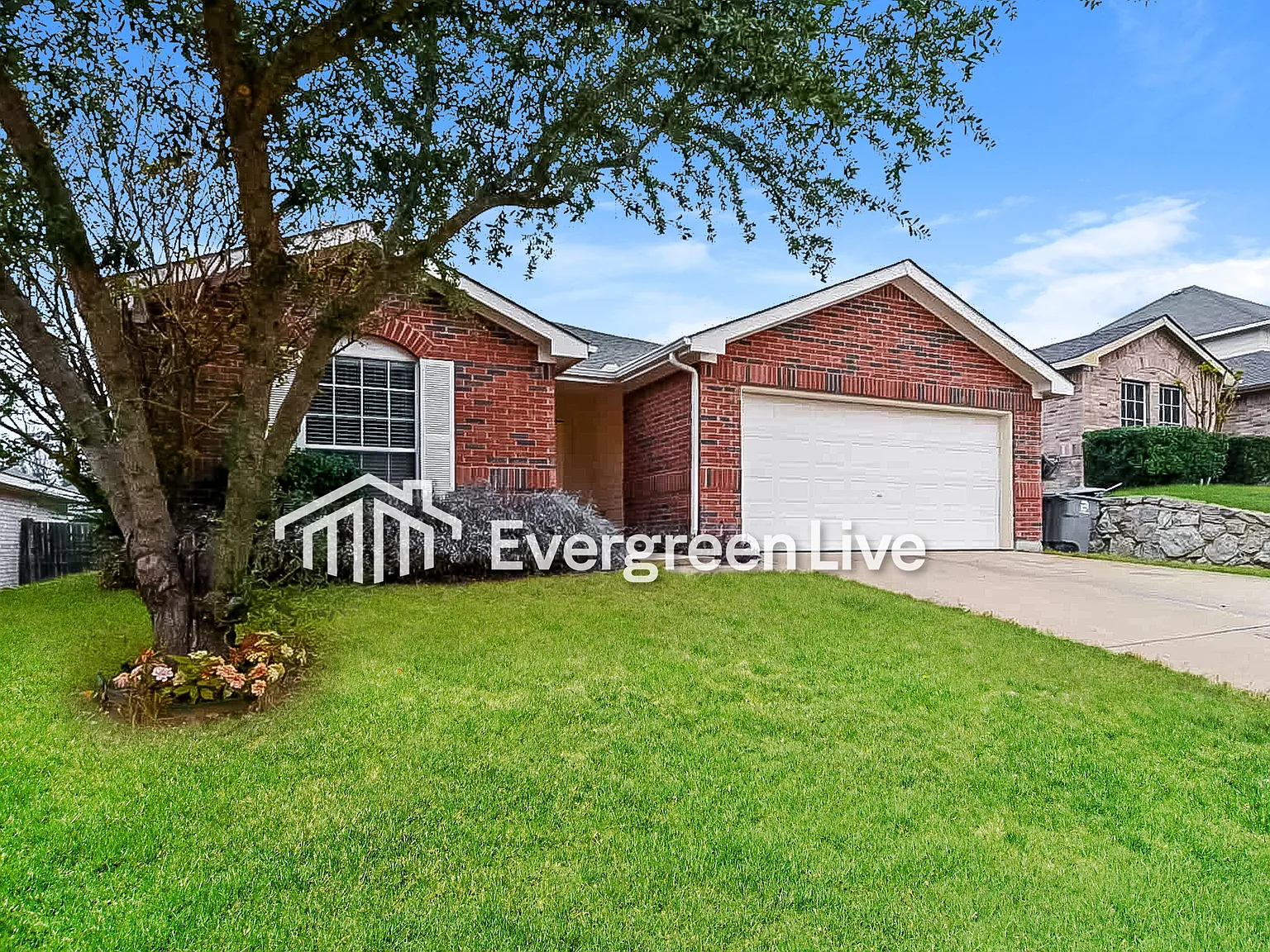 4 bed, 2.0 bath, 1839 sqft, $2,195 — Photo 2