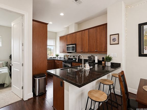 4th image of 2842 Leeland St