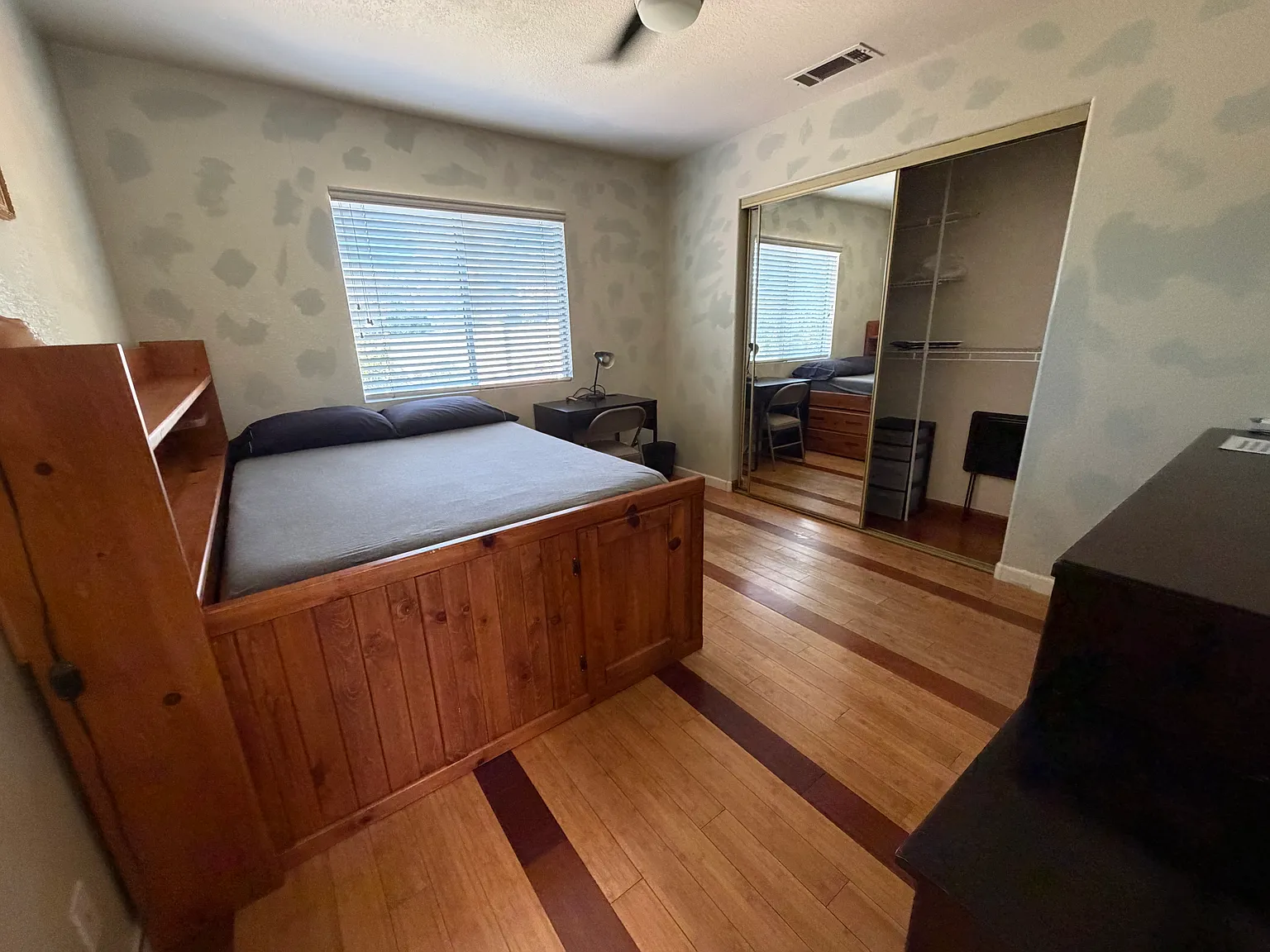 5 bed, 2422 sqft, $1,050 — Photo 1