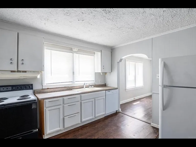 2108 N Ball Ave — Photo 7