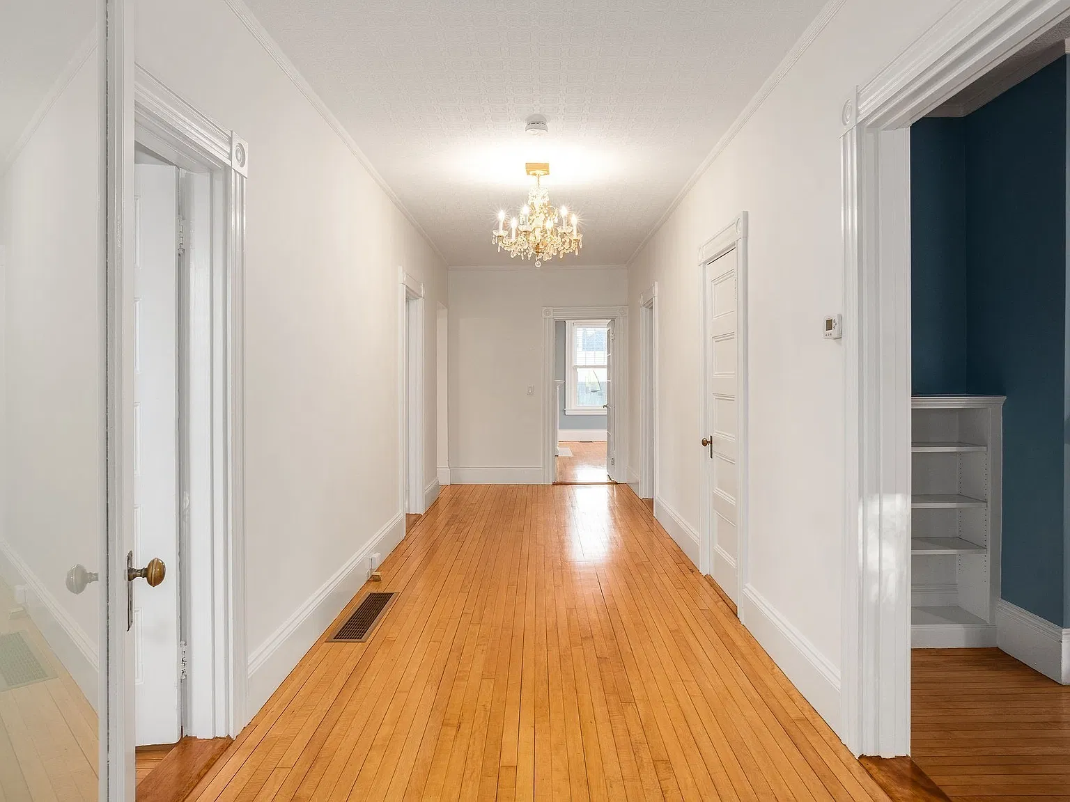 5 bed, 2.5 bath, 2500 sqft, $5,800 — Photo 3