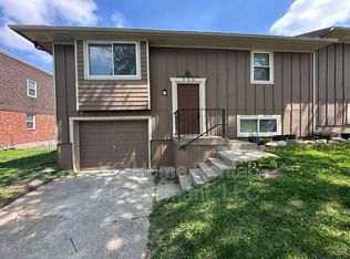 908 SW Kingscross Rd, Blue Springs, MO 64014