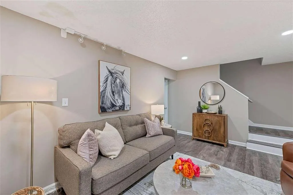 3 bed, 2.5 bath, $4,650 — Photo 2