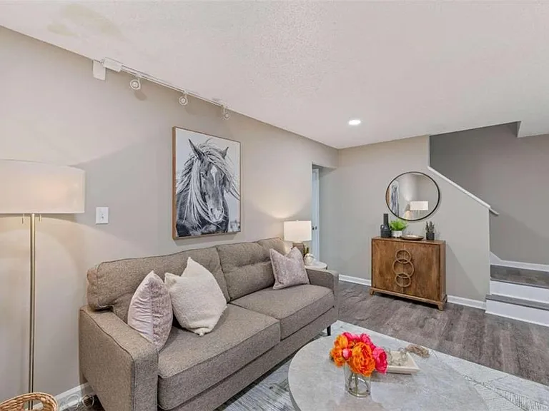 124 Bentley Pkwy — Photo 2