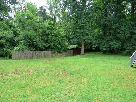 4th image of 303 Meadowbrook Ln