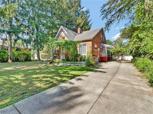 5956 Stumph Rd, Parma, OH 44130