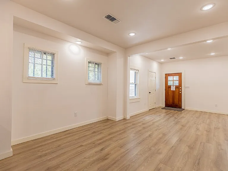 1010 Burnet St — Photo 9