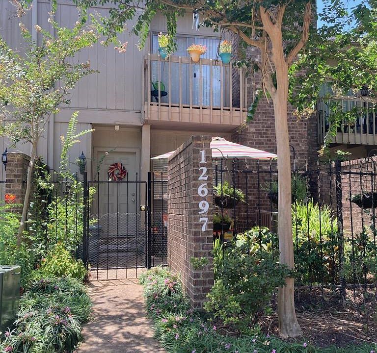 Front door entry with small courtyard