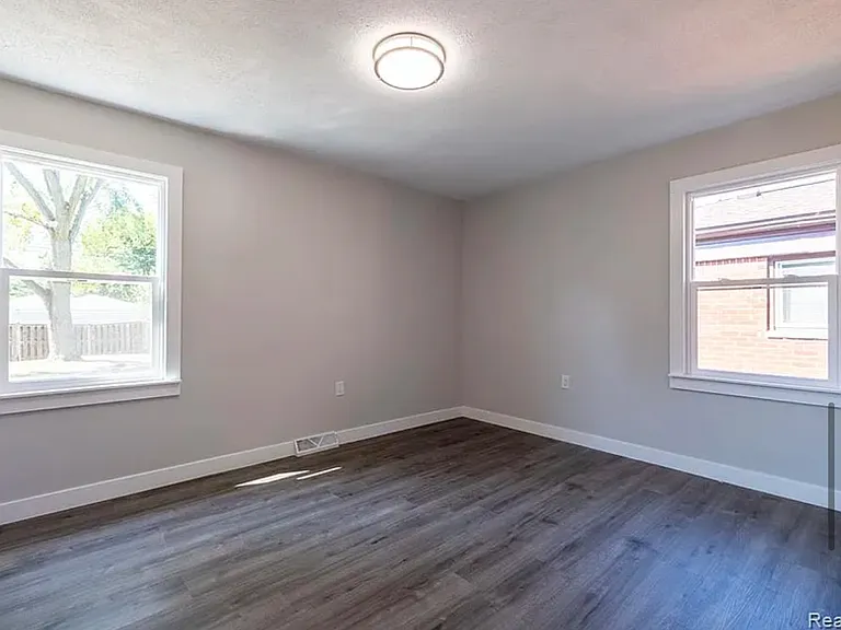 8637 Robindale Ave — Photo 6