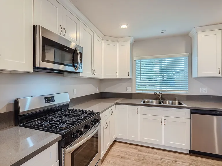 Newer 3 Bedroom House & 2 Bedroom Granny Flat Close to SDSU — Photo 1