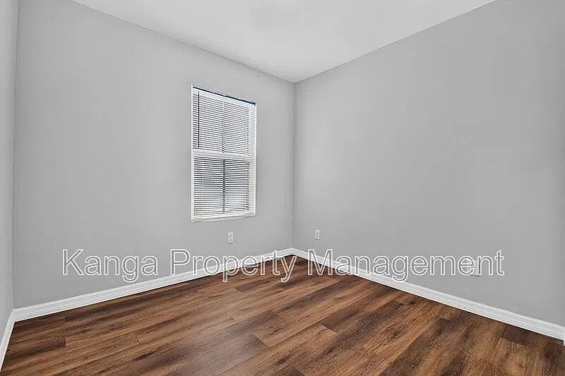 2 bed, 1.0 bath, $1,600 — Photo 4
