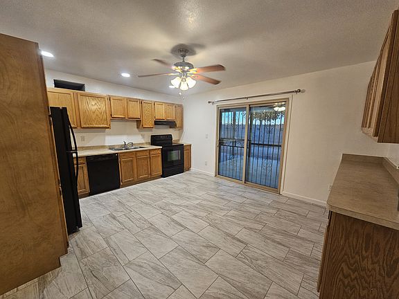 Nice size kitchen with plenty of cabinets