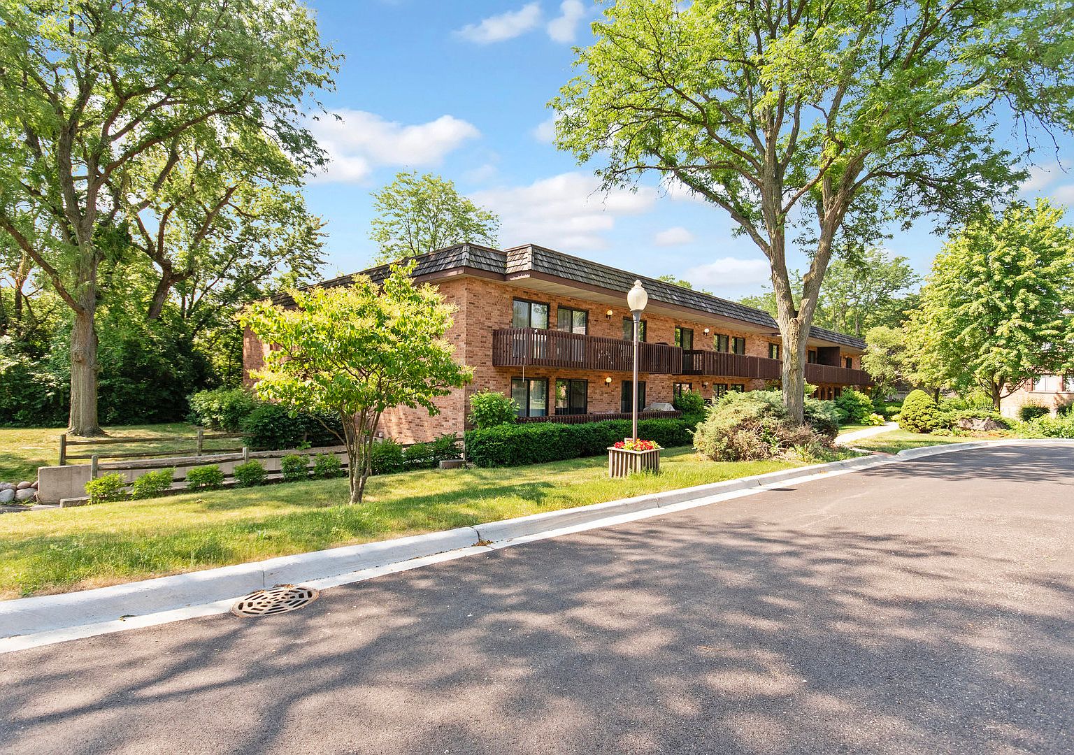 8200 Woodglen Ln APT 209, Downers Grove, IL 60516 | Zillow