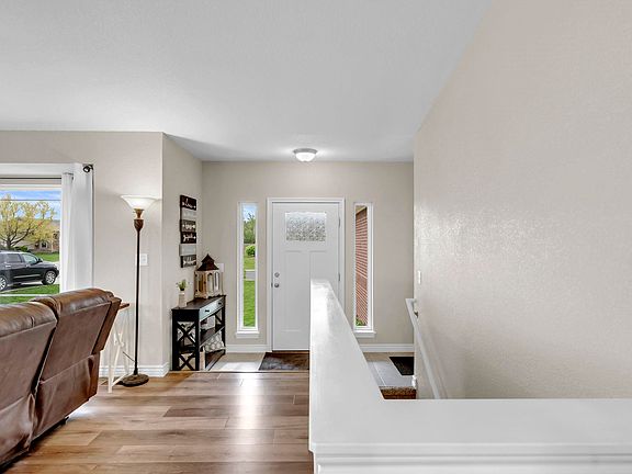 3rd image of 719 S Cherrywood Cir
