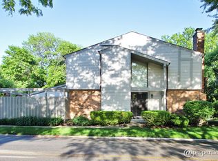107 W Dover Dr, Mount Prospect, IL 60056