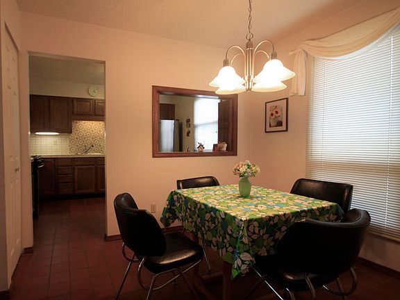 4th image of 2582 Stratford Dr