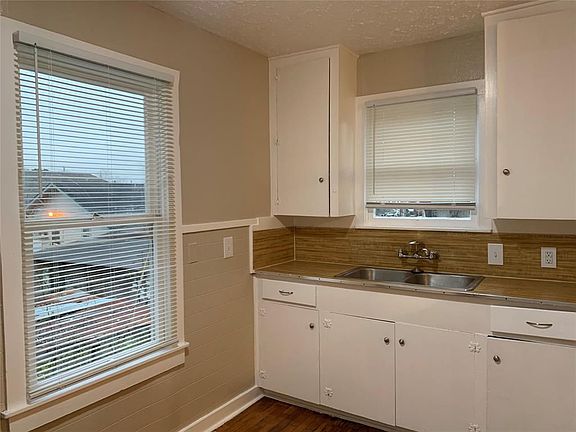 3rd image of 221 Stiles St