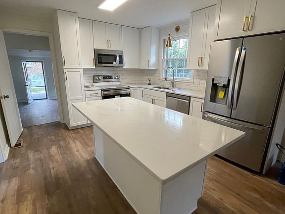 Gorgeous brand new kitchen! All new cabinets, appliances, quartz countertops, beautiful new waterproof flooring, new lighting. New counter height bar that seats 4. 3 stools will fit on the side and one on the end. All new lighting. Upscale cabinets sof