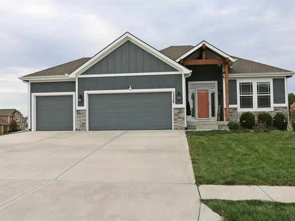 15526 Lakeside Dr, Basehor, KS 66007