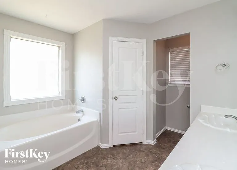911 Joshua Dr — Photo 10
