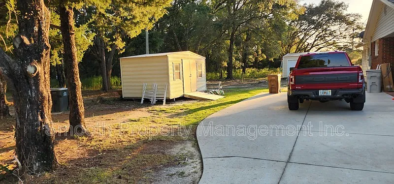 3 bed, 2.0 bath, 1911 sqft, $5,000 — Photo 2