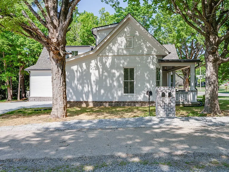 223 Walnut Ln — Photo 4