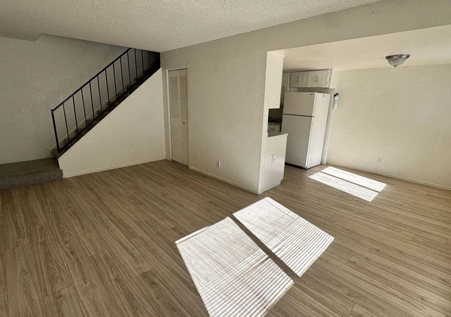 2 bed, 1 Bath, 900 sqft with washer/dryer hookups and 1 car garage — Photo 2