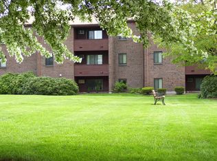 17 Davis Rd APT A2, Acton, MA 01720