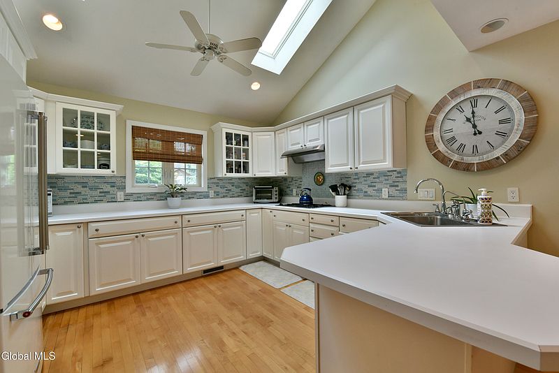4th image of 12 Tracey Court