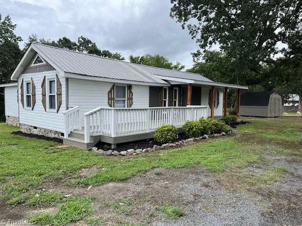 7113 Meadowbranch Rd, Seagrove, NC 27341