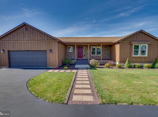 38 Dons Ln, Berkeley Springs, WV 25411