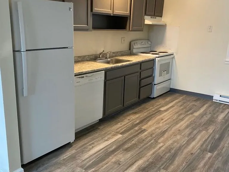 539B Burnside Ave #B2 — Photo 13