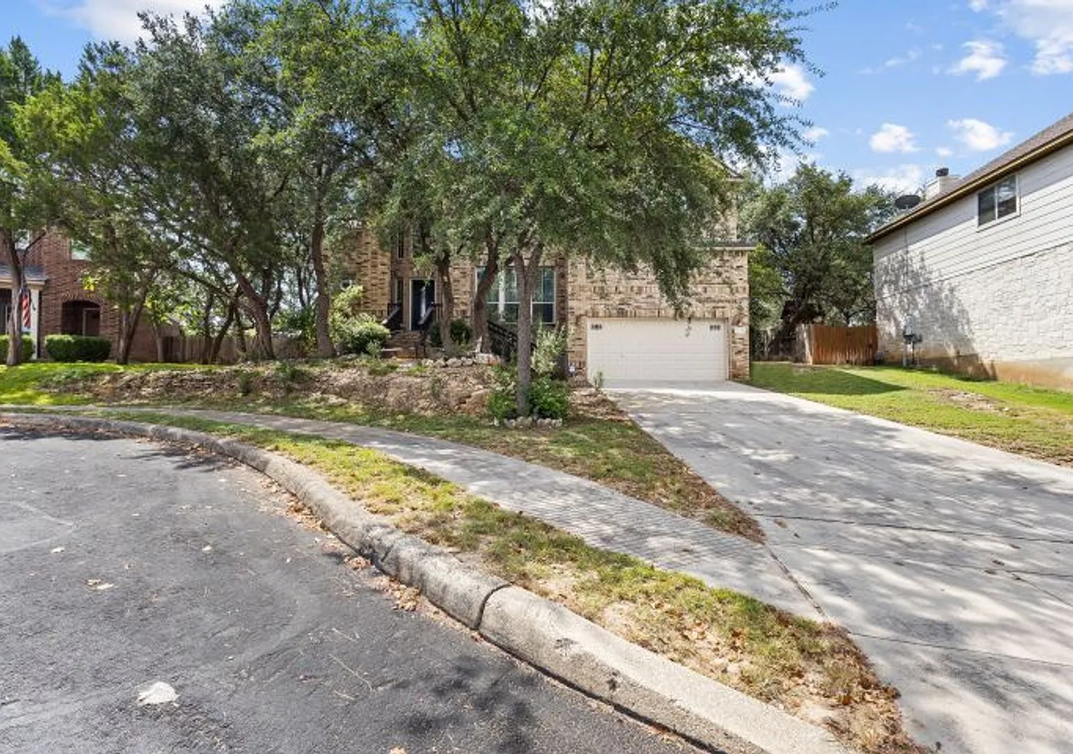4 bedroom / 2 bathroom — Photo 2