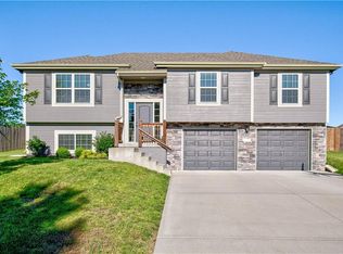 1006 SW Whitetail Dr, Oak Grove, MO 64075